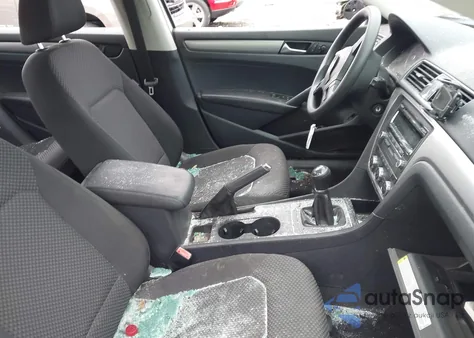 2012 Volkswagen Passat 2.5L S z USA, uszkodzony, nr VIN 1VWAP7A35CC062544